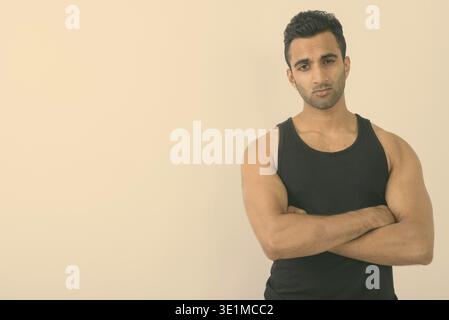 Studio shot der jungen schönen Indischen Menschen gegen den weißen Hintergrund Stockfoto