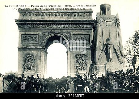 Die Siegesfeiern am Arc de Triomphe in Paris am 14. Juli 1919 sind in diesem von Jean-Pol Grandmont gescannten Fotodruck dokumentiert. Die historische Aufzeichnung bewahrt das öffentliche Ereignis und die städtische Umgebung als Referenz auf. Stockfoto