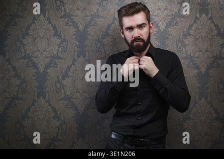 Porträt eines eleganten, hübschen Mannes mit schwarzem Hemd Stockfoto