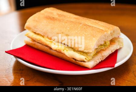 Spanisches Omelette-Sandwich auf einem Teller Stockfoto