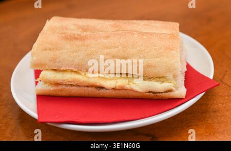 Spanisches Omelette-Sandwich auf einem Teller Stockfoto