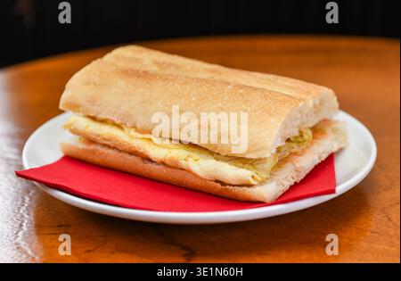 Spanisches Omelette-Sandwich auf einem Teller Stockfoto