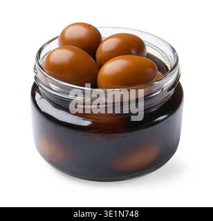 Eingelegte Wachteleier in Glasgefäß isoliert auf weiß Stockfoto