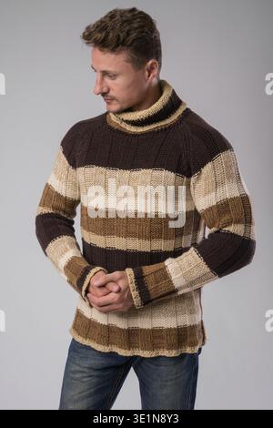 Studio geschossen von gut aussehenden bärtigen Mann mit rollkragen pullover bereit für den Winter Stockfoto