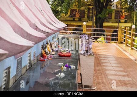Geschenke für buddha zum Geburtstag. Blumen und Früchte, die in Körben gesammelt wurden, um sie der Buddha-Statue zu opfern Stockfoto