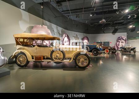 Innenraum des Automobilmuseums Turin (Museo Nazionale dell Automobile) mit antiken, klassischen Rolls-Royce-Modellen in Italien. Stockfoto