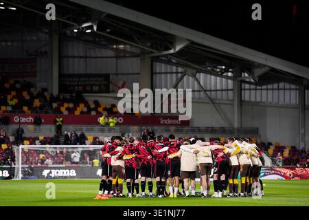 Brentford Spieler und Stabsmitglieder bilden sich vor dem Spiel der Premier League im Gtech Community Stadium in London. Bilddatum: Montag, 16. März 2026. Stockfoto