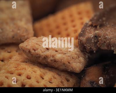 Makronaht mit verschiedenen herzhaften Crackern mit groben Salzkristallen in geringer Schärfentiefe Stockfoto