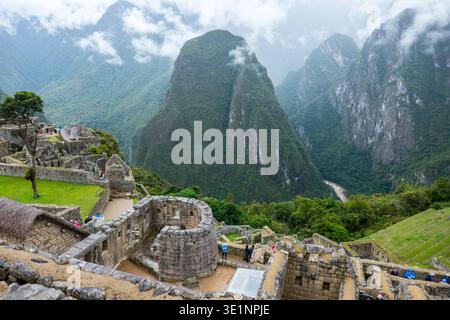 Erhöhter Überblick über die Zitadelle Machu Picchu mit dem Tempel der Sonne und dem Berg Huayna Picchu, Region Cusco, Peru Stockfoto