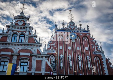 Verzierte flämische Renaissance-Fassade des Hauses der Mitesser (Melngalvju nams) mit dekorativen Statuen und astronomischer Uhr, Rathausplatz, Riga, Stockfoto