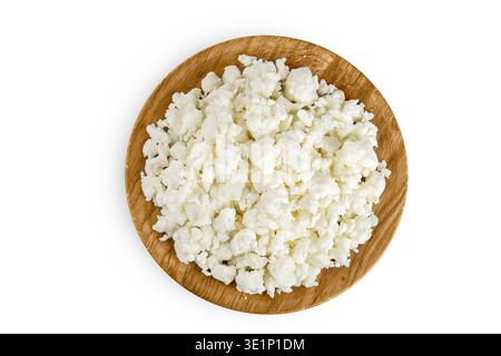 Cottage Cheese, Quark in Holzschale isoliert auf weißem Hintergrund. Draufsicht. Flache Lagen Stockfoto