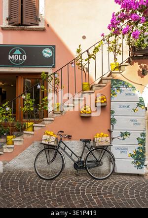 Altes Fahrrad, Limone Sul Garda, Italien Stockfoto