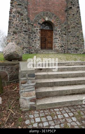 Eingangsdetail des historischen Bismarckturms in Burg Sachsen Anhalt Deutschland mit Steinmauerwerk und Holztür Stockfoto