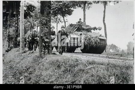 WW2 s&W Foto Deutsche Infanterie Vormarsch neben einem getarnten Pantherpanzer an der Westfront 1944 Stockfoto