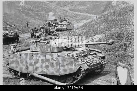 WW2 s&W Foto Ein Camo gemalter deutscher Panzer LV mit Seitenverkleidung Rüstung an der russischen Front. Der Panzer stammt aus einer Waffen-SS-Panzerdivision Stockfoto