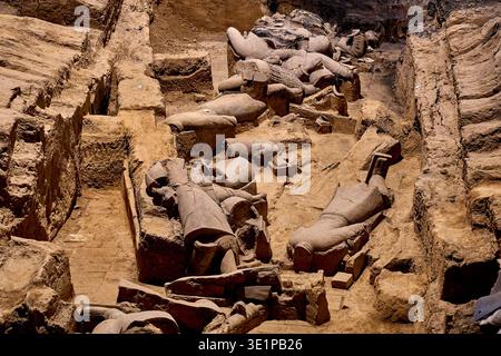 Unausgegrabene Terrakotta-Armeekrieger im Mausoleum von Kaiser Qin Shi Huang in Xi'an Stockfoto