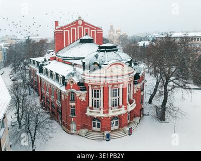 Historisches Gebäude Theater und Oper in der schneebedeckten Stadt Varna, Bulgarien im Winter, Panoramablick auf die Stadt Stockfoto