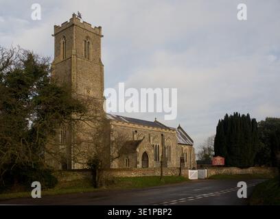 The Rood Screen & Detail in St Helen's Church, Ranworth, Norfolk, Großbritannien. Von Norden (links) sind St. Simon, St. Thomas, St. Bartholomäus, St. James, St. Andrew und St. Peter. Auf der Südseite befinden sich St. Paul, St. John, St. Philipp, St. James the Less, St. Jude und St. Matthäus. In der Kapelle des Nordschiffs, St. Etheldreda und St. Barbara, Johannes der Täufer und St. Agnes. In der Südschiffskapelle St. Mary Salome mit St. James und St. John. Dann die selige Jungfrau und das Kind, und die heilige Maria Kleopas mit ihren vier Kindern, Jakobus der Letzte, Simon, Judas und Joseph, und die heilige Margarete. Stockfoto