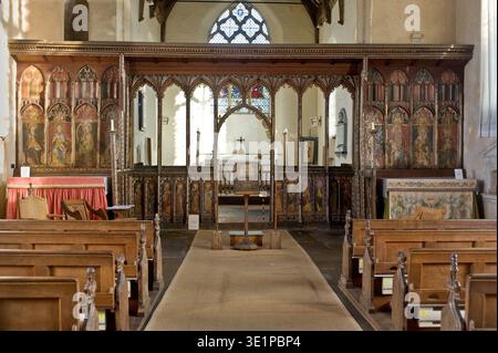The Rood Screen & Detail in St Helen's Church, Ranworth, Norfolk, Großbritannien. Von Norden (links) sind St. Simon, St. Thomas, St. Bartholomäus, St. James, St. Andrew und St. Peter. Auf der Südseite befinden sich St. Paul, St. John, St. Philipp, St. James the Less, St. Jude und St. Matthäus. In der Kapelle des Nordschiffs, St. Etheldreda und St. Barbara, Johannes der Täufer und St. Agnes. In der Südschiffskapelle St. Mary Salome mit St. James und St. John. Dann die selige Jungfrau und das Kind, und die heilige Maria Kleopas mit ihren vier Kindern, Jakobus der Letzte, Simon, Judas und Joseph, und die heilige Margarete. Stockfoto