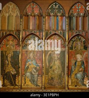 The Rood Screen & Detail in St Helen's Church, Ranworth, Norfolk, Großbritannien. Von Norden (links) sind St. Simon, St. Thomas, St. Bartholomäus, St. James, St. Andrew und St. Peter. Auf der Südseite befinden sich St. Paul, St. John, St. Philipp, St. James the Less, St. Jude und St. Matthäus. In der Kapelle des Nordschiffs, St. Etheldreda und St. Barbara, Johannes der Täufer und St. Agnes. In der Südschiffskapelle St. Mary Salome mit St. James und St. John. Dann die selige Jungfrau und das Kind, und die heilige Maria Kleopas mit ihren vier Kindern, Jakobus der Letzte, Simon, Judas und Joseph, und die heilige Margarete. Stockfoto