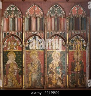 The Rood Screen & Detail in St Helen's Church, Ranworth, Norfolk, Großbritannien. Von Norden (links) sind St. Simon, St. Thomas, St. Bartholomäus, St. James, St. Andrew und St. Peter. Auf der Südseite befinden sich St. Paul, St. John, St. Philipp, St. James the Less, St. Jude und St. Matthäus. In der Kapelle des Nordschiffs, St. Etheldreda und St. Barbara, Johannes der Täufer und St. Agnes. In der Südschiffskapelle St. Mary Salome mit St. James und St. John. Dann die selige Jungfrau und das Kind, und die heilige Maria Kleopas mit ihren vier Kindern, Jakobus der Letzte, Simon, Judas und Joseph, und die heilige Margarete. Stockfoto