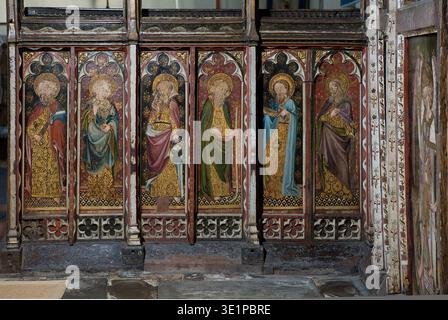The Rood Screen & Detail in St Helen's Church, Ranworth, Norfolk, Großbritannien. Von Norden (links) sind St. Simon, St. Thomas, St. Bartholomäus, St. James, St. Andrew und St. Peter. Auf der Südseite befinden sich St. Paul, St. John, St. Philipp, St. James the Less, St. Jude und St. Matthäus. In der Kapelle des Nordschiffs, St. Etheldreda und St. Barbara, Johannes der Täufer und St. Agnes. In der Südschiffskapelle St. Mary Salome mit St. James und St. John. Dann die selige Jungfrau und das Kind, und die heilige Maria Kleopas mit ihren vier Kindern, Jakobus der Letzte, Simon, Judas und Joseph, und die heilige Margarete. Stockfoto