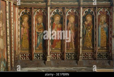 The Rood Screen & Detail in St Helen's Church, Ranworth, Norfolk, Großbritannien. Von Norden (links) sind St. Simon, St. Thomas, St. Bartholomäus, St. James, St. Andrew und St. Peter. Auf der Südseite befinden sich St. Paul, St. John, St. Philipp, St. James the Less, St. Jude und St. Matthäus. In der Kapelle des Nordschiffs, St. Etheldreda und St. Barbara, Johannes der Täufer und St. Agnes. In der Südschiffskapelle St. Mary Salome mit St. James und St. John. Dann die selige Jungfrau und das Kind, und die heilige Maria Kleopas mit ihren vier Kindern, Jakobus der Letzte, Simon, Judas und Joseph, und die heilige Margarete. Stockfoto