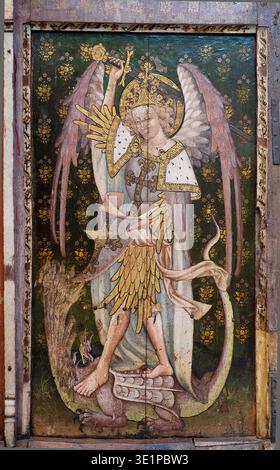 The Rood Screen & Detail in St Helen's Church, Ranworth, Norfolk, Großbritannien. Von Norden (links) sind St. Simon, St. Thomas, St. Bartholomäus, St. James, St. Andrew und St. Peter. Auf der Südseite befinden sich St. Paul, St. John, St. Philipp, St. James the Less, St. Jude und St. Matthäus. In der Kapelle des Nordschiffs, St. Etheldreda und St. Barbara, Johannes der Täufer und St. Agnes. In der Südschiffskapelle St. Mary Salome mit St. James und St. John. Dann die selige Jungfrau und das Kind, und die heilige Maria Kleopas mit ihren vier Kindern, Jakobus der Letzte, Simon, Judas und Joseph, und die heilige Margarete. Stockfoto