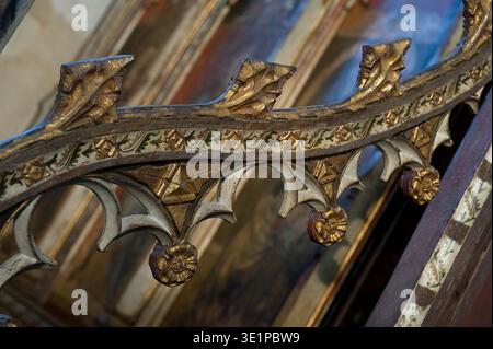 The Rood Screen & Detail in St Helen's Church, Ranworth, Norfolk, Großbritannien. Von Norden (links) sind St. Simon, St. Thomas, St. Bartholomäus, St. James, St. Andrew und St. Peter. Auf der Südseite befinden sich St. Paul, St. John, St. Philipp, St. James the Less, St. Jude und St. Matthäus. In der Kapelle des Nordschiffs, St. Etheldreda und St. Barbara, Johannes der Täufer und St. Agnes. In der Südschiffskapelle St. Mary Salome mit St. James und St. John. Dann die selige Jungfrau und das Kind, und die heilige Maria Kleopas mit ihren vier Kindern, Jakobus der Letzte, Simon, Judas und Joseph, und die heilige Margarete. Stockfoto