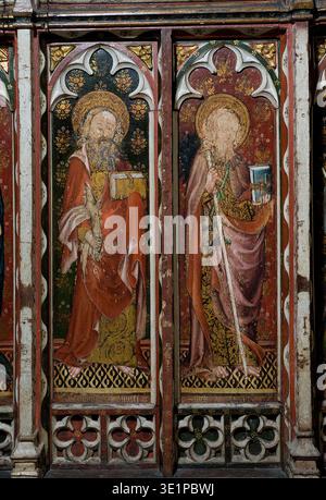 The Rood Screen & Detail in St Helen's Church, Ranworth, Norfolk, Großbritannien. Von Norden (links) sind St. Simon, St. Thomas, St. Bartholomäus, St. James, St. Andrew und St. Peter. Auf der Südseite befinden sich St. Paul, St. John, St. Philipp, St. James the Less, St. Jude und St. Matthäus. In der Kapelle des Nordschiffs, St. Etheldreda und St. Barbara, Johannes der Täufer und St. Agnes. In der Südschiffskapelle St. Mary Salome mit St. James und St. John. Dann die selige Jungfrau und das Kind, und die heilige Maria Kleopas mit ihren vier Kindern, Jakobus der Letzte, Simon, Judas und Joseph, und die heilige Margarete. Stockfoto
