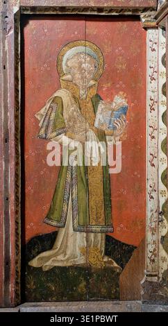 The Rood Screen & Detail in St Helen's Church, Ranworth, Norfolk, Großbritannien. Von Norden (links) sind St. Simon, St. Thomas, St. Bartholomäus, St. James, St. Andrew und St. Peter. Auf der Südseite befinden sich St. Paul, St. John, St. Philipp, St. James the Less, St. Jude und St. Matthäus. In der Kapelle des Nordschiffs, St. Etheldreda und St. Barbara, Johannes der Täufer und St. Agnes. In der Südschiffskapelle St. Mary Salome mit St. James und St. John. Dann die selige Jungfrau und das Kind, und die heilige Maria Kleopas mit ihren vier Kindern, Jakobus der Letzte, Simon, Judas und Joseph, und die heilige Margarete. Stockfoto
