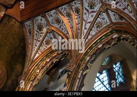 The Rood Screen & Detail in St Helen's Church, Ranworth, Norfolk, Großbritannien. Von Norden (links) sind St. Simon, St. Thomas, St. Bartholomäus, St. James, St. Andrew und St. Peter. Auf der Südseite befinden sich St. Paul, St. John, St. Philipp, St. James the Less, St. Jude und St. Matthäus. In der Kapelle des Nordschiffs, St. Etheldreda und St. Barbara, Johannes der Täufer und St. Agnes. In der Südschiffskapelle St. Mary Salome mit St. James und St. John. Dann die selige Jungfrau und das Kind, und die heilige Maria Kleopas mit ihren vier Kindern, Jakobus der Letzte, Simon, Judas und Joseph, und die heilige Margarete. Stockfoto