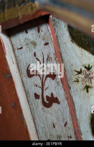 The Rood Screen & Detail in St Helen's Church, Ranworth, Norfolk, Großbritannien. Von Norden (links) sind St. Simon, St. Thomas, St. Bartholomäus, St. James, St. Andrew und St. Peter. Auf der Südseite befinden sich St. Paul, St. John, St. Philipp, St. James the Less, St. Jude und St. Matthäus. In der Kapelle des Nordschiffs, St. Etheldreda und St. Barbara, Johannes der Täufer und St. Agnes. In der Südschiffskapelle St. Mary Salome mit St. James und St. John. Dann die selige Jungfrau und das Kind, und die heilige Maria Kleopas mit ihren vier Kindern, Jakobus der Letzte, Simon, Judas und Joseph, und die heilige Margarete. Stockfoto