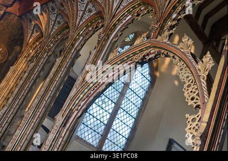 The Rood Screen & Detail in St Helen's Church, Ranworth, Norfolk, Großbritannien. Von Norden (links) sind St. Simon, St. Thomas, St. Bartholomäus, St. James, St. Andrew und St. Peter. Auf der Südseite befinden sich St. Paul, St. John, St. Philipp, St. James the Less, St. Jude und St. Matthäus. In der Kapelle des Nordschiffs, St. Etheldreda und St. Barbara, Johannes der Täufer und St. Agnes. In der Südschiffskapelle St. Mary Salome mit St. James und St. John. Dann die selige Jungfrau und das Kind, und die heilige Maria Kleopas mit ihren vier Kindern, Jakobus der Letzte, Simon, Judas und Joseph, und die heilige Margarete. Stockfoto