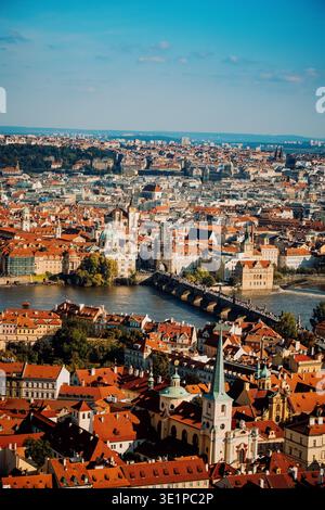 Stadtbild Von Prag Mit Fluss. Überblick Über Prag Mit Historischen Bauwerken Und Malerischem Fluss Stockfoto