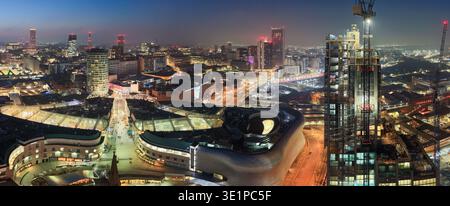 Panoramablick auf das Einkaufsviertel von Birmingham und den neuen Wolkenkratzer bei Nacht. Stockfoto