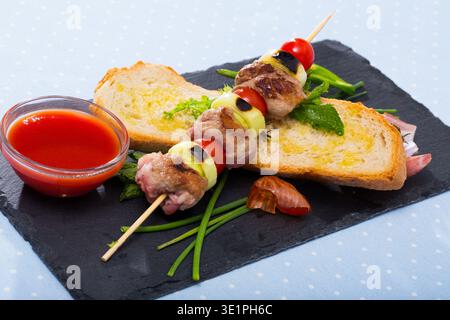 Shish Kebab aus Hammelfleisch mit Tomatensauce Stockfoto