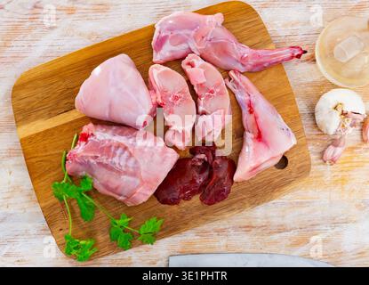 Top of view rohes Hackfleisch von Kaninchen mit Kräutern und Gewürzen Stockfoto