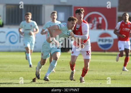 Fleetwood, Großbritannien, 14. März 2026. Joe Ironside von den Tranmere Rovers kämpft gegen Conor Haughey aus Fleetwood Town während des Spiels der EFL Sky Bet League Two Stockfoto