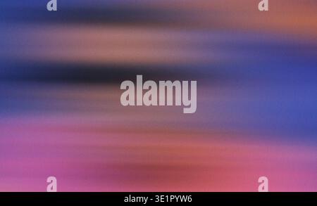 Abstrakter verschwommener Verlauf in Violett, Periwinkle Blau, Magenta Pink und Orange. Sichtbare digitale Körnung, traumhafte Atmosphäre ohne definierte Kanten. Idee Stockfoto