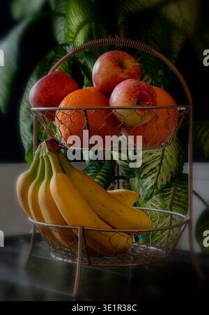 Ein mehrstufiger Obstkorb aus Metall Stockfoto