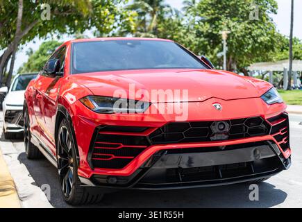 Miami, Florida, USA - 27. Juli 2025: Rotes Auto, Vorderansicht. Lamborghini Urus 2021 Super SUV-Auto. Luxus-Super-SUV Lamborghini Urus. Auto Lamborghini Urus Stockfoto