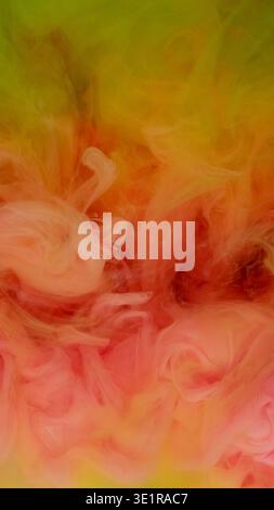 Spritzer Tinte. Rauchwasser-Textur. Unschärfe rosa gelbe Farbe Dampf flüssige Acrylwolke Nebel Mischung Nebel Pigment Verbreitung auf abstraktem Hintergrund. Stockfoto