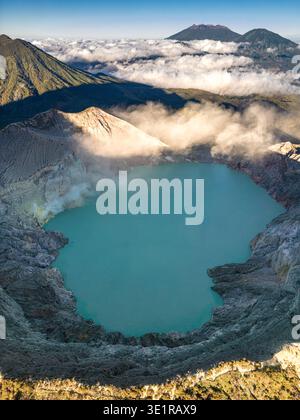 Luftaufnahme des Kawah Ijen Säure-Kratersees. Attraktionen in Indonesien. Stockfoto