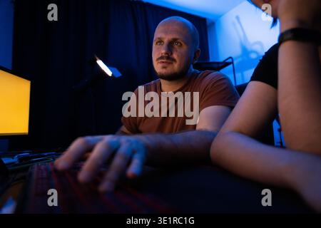 Nahaufnahme eines Mannes, der bei Keyboard arbeitet Stockfoto