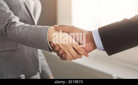 Business-Mann und Frau, die Hände schütteln Stockfoto