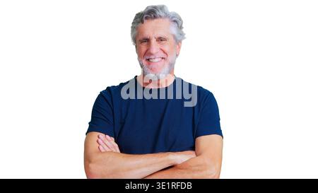 Reifer Mann, der selbstbewusst lächelt und die Arme gekreuzt hat Stockfoto