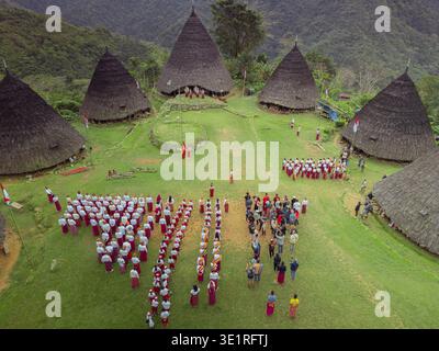 Aus der Vogelperspektive der Einwohner des WAE Rebo Village, die den indonesischen Unabhängigkeitstag feiern und traditionelle Kleidung in East Nusa Tenggara, Flores, tragen Stockfoto