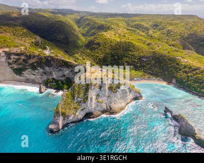Drohnenblick auf Diamond Beach auf Nusa Penida, Indonesien. Stockfoto