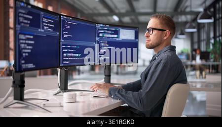 Software Engineer, Der Sich Auf Programmierung Und Debugging An Der Workstation Konzentriert Stockfoto